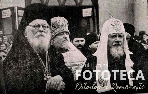 Cei doi patriarhi în faţa catedralei patriarhale din Moscova