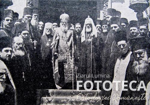 Patriarhii Nicodim şi Alexei, după slujbă, la intrarea în Palatul patriarhal din Bucureşti 