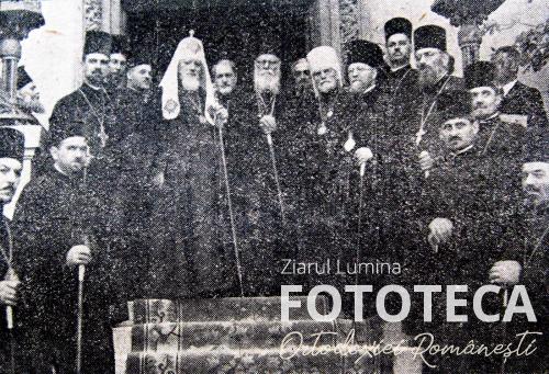 Patriarhii Nicodim şi Alexei la intrarea în Palatul patriarhal din Bucureşti