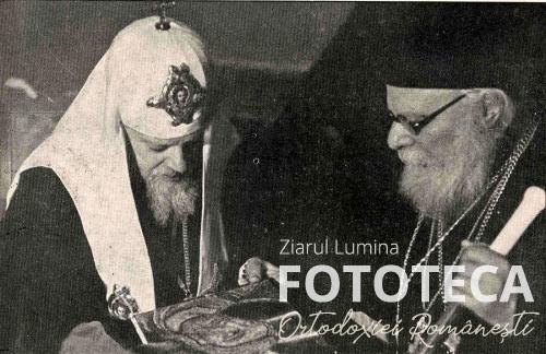 Patriarhul Alexei al Moscovei primind o icoană de la patriarhul Nicodim Munteanu