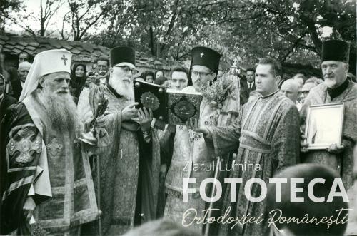 Patriarhul Justinian Marina, preoţii Alexandru Ionescu şi Dumitru Stăniloae, diaconi şi credincioşi 
