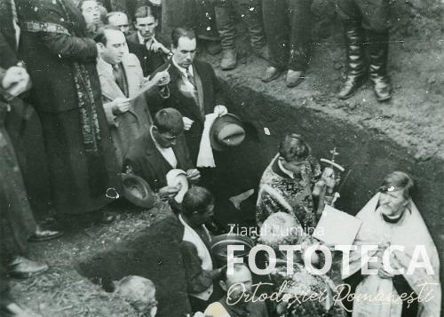 Punerea pietrei de temelie a bisericii din Cimişeni, jud. Lăpuşna, de către mitropolitul Gurie Grosu, în prezenţa lui Pantelimon Halippa