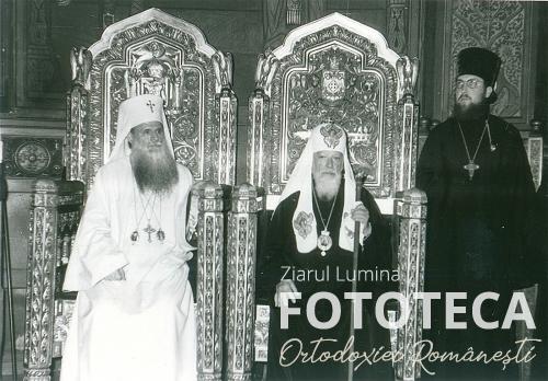 Cei doi patriarhi în scaunele arhiereşti din catedrala patriarhală