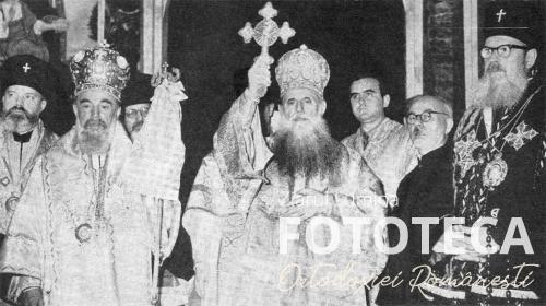 Patriarhul Justinian binecuvântnd poporul la slujba săvârşită în catedrala din Sofia alături de patriarhul Chiril şi mitropolitul Iustin Moisescu