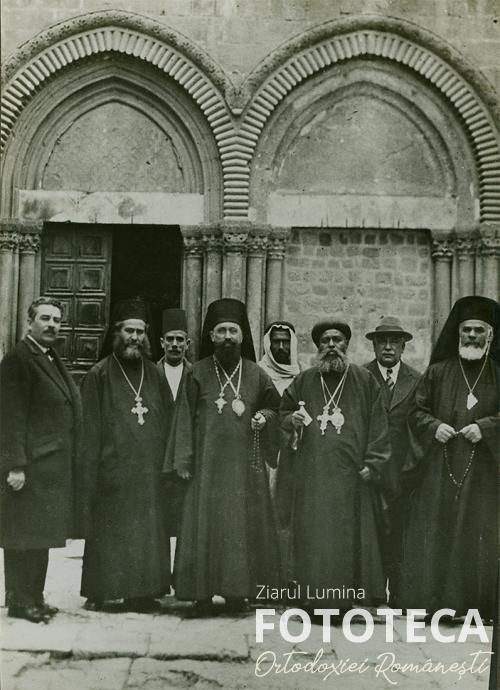 Episcopul Visarion Puiu alături de clerici în faţa bisericii Sfântului Mormânt