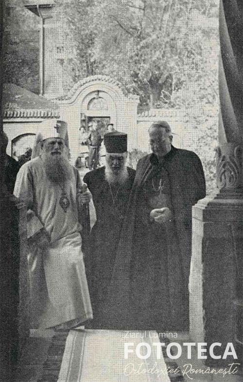 Patriarhul Justinian Marina şi cardinalul Franz König intră în biserica de la Schitul Maicilor din Bucureşti