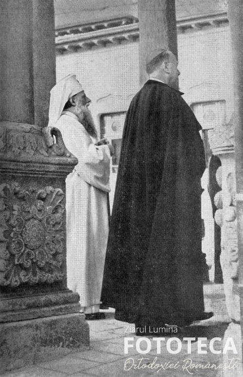 Patriarhul Justinian Marina şi cardinalul Franz König, primatul Austriei în pridvorul bisericii mănăstirii Antim din Bucureşti