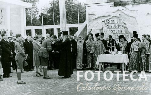 Aniversarea Restaurării cu regele Carol al II-lea, patriarhul Miron Cristea, principele Mihai şi alţi demnitari