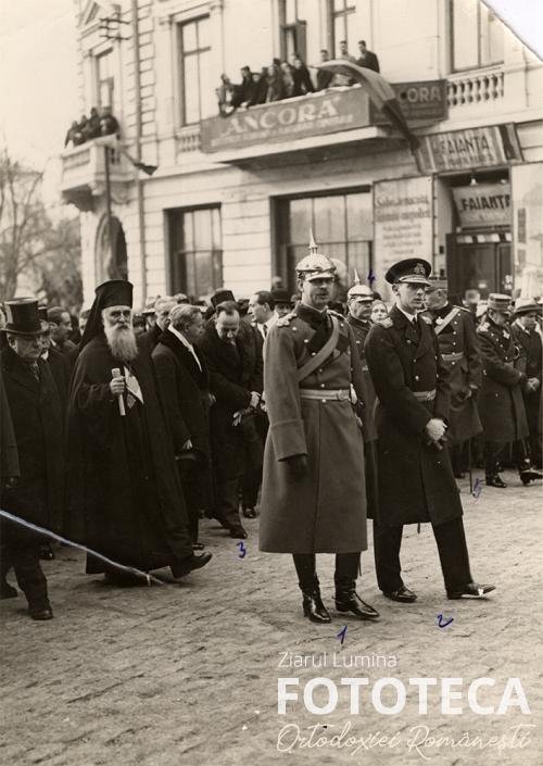 Patriarhul Miron Cristea alături de regele Carol al II-lea şi principele Nicolae la o ceremonie neidentificată