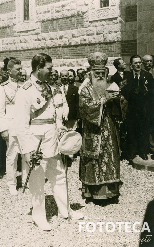 Patriarhul Miron Cristea şi regele Carol al II-lea înconjoară biserica