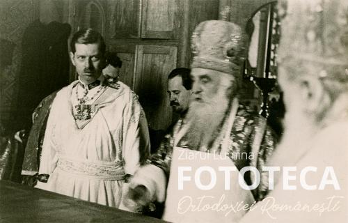 Patriarhul Miron Cristea şi regele Carol al II-lea la pregătirea Sfintei mese