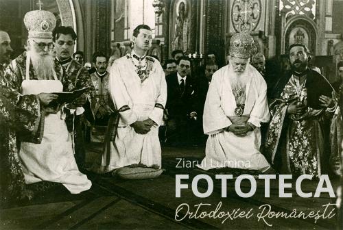 Regele Carol al II-lea alături de clerici şi demnitari în timpul rugăciunii