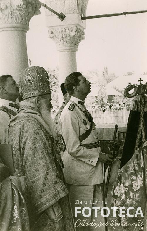 Regele Carol al II-lea şi episcopul Nichita Duma al Argeşului în pridvorul bisericii