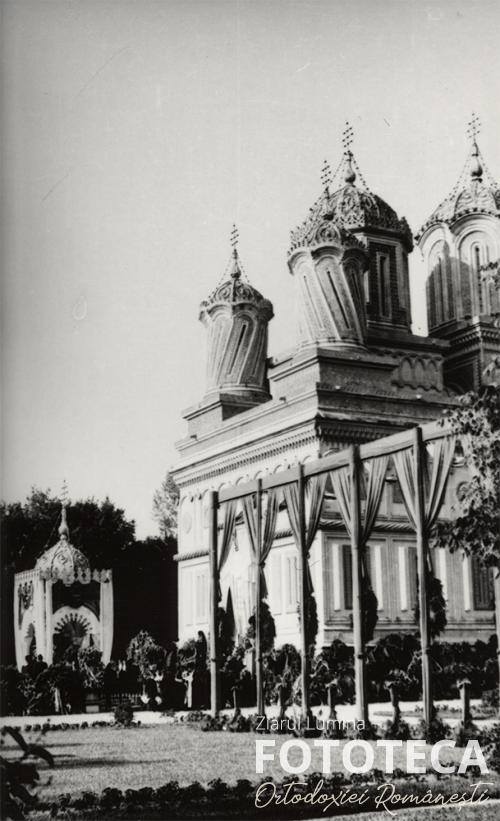 Biserica mănăstirii voievodale aflată în doliu