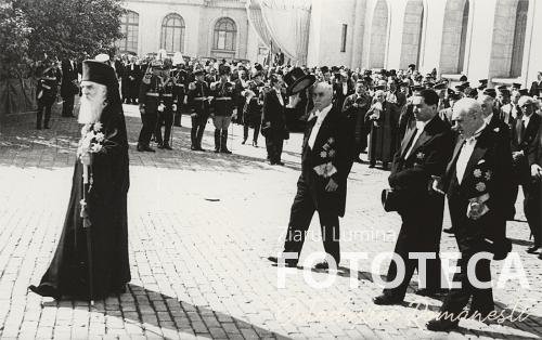 Cortegiul funerar cu patriarhul Miron Cristea şi demnitari la ieşirea din Palatul regal