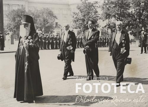 Cortegiul funerar cu patriarhul Miron Cristea şi demnitari la ieşirea din Palatul regal