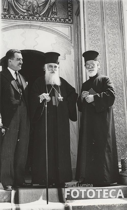 Patriarhul Miron Cristea, preotul Nicolae M. Popescu şi un demnitar după parastasul reginei Maria