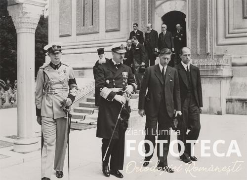 Regele Carol al II-lea, principii Mihai şi Nicolae şi demnitari ieşind de la parastasul reginei Maria