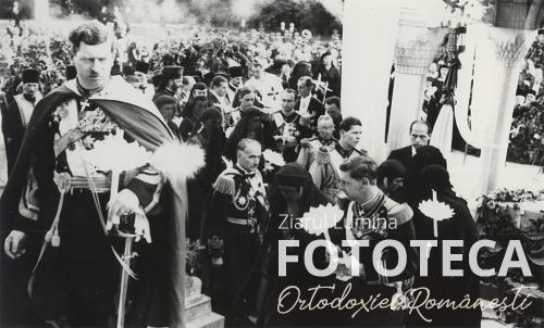 Regele Carol al II-lea şi principele Nicolae în cortegiul funerar