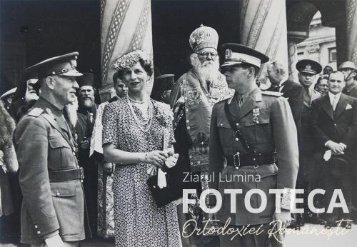 Generalul Ion Antonescu, regele Mihai şi Patriarhul Nicodim Munteanu în faţa catedralei patriarhale