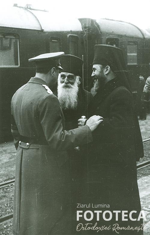 Patriarhul Miron Cristea, episcopul Nicolae Colan şi un demnitar în gara Curtea de Argeş