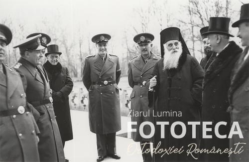 Patriarhul Miron Cristea şi demnitari în faţa bisericii Curtea de Argeş la parastasul de 6 luni al reginei Maria