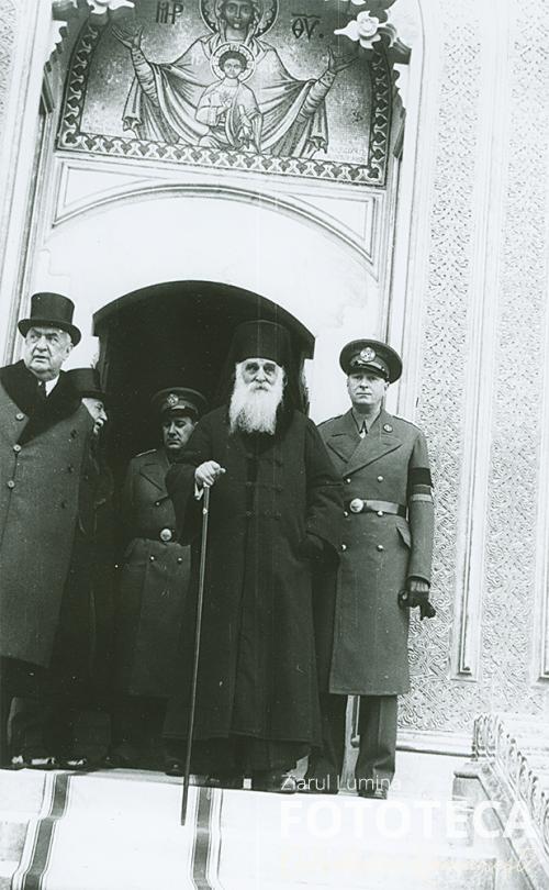 Patriarhul Miron Cristea şi demnitari în faţa bisericii mănăstirii Curtea de Argeş cu ocazia parastasului de 6 luni al reginei Maria