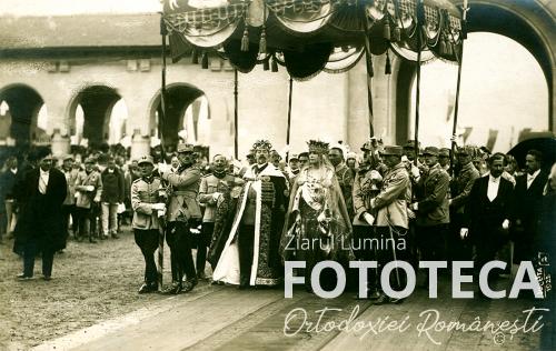 Regele Ferdinand şi regina Maria intrând în incinta catedralei unirii după actul încoronării
