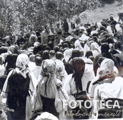 Preotul Florea Mureşan predicând credincioşilor aflaţi în pelerinaj la schitul Breaza din Suciu de Sus, jud. Maramureş