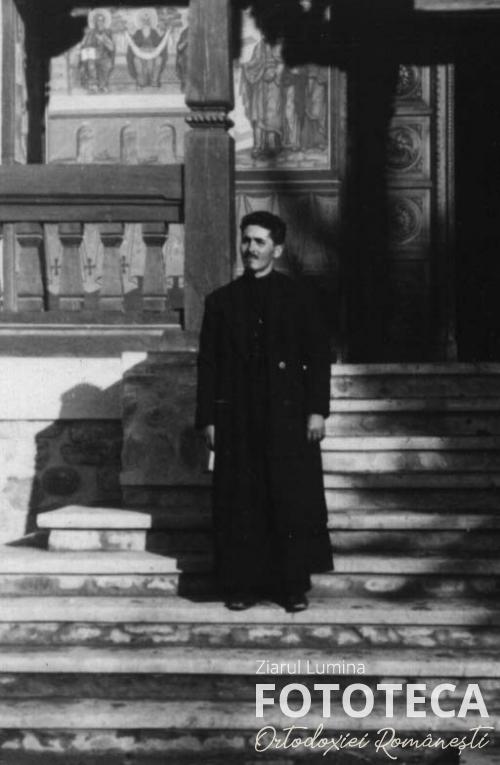 Preotul Ioan Constantinescu în faţa bisericii de lemn din Poenărei, Muscel