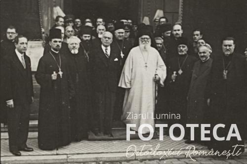 Patriarhul Nicodim Munteanu alături de clerici şi demnitari participanţi la lucrările congresului „preoţilor democraţi”