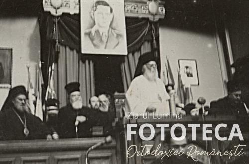 Patriarhul Nicodim Munteanu ţinând un discurs la congresul „preoţilor democraţi”