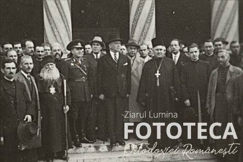 Petru Groza, preotul Constantin Burducea, clerici şi demnitari în faţa catedralei patriarhale după lucrările congresului
