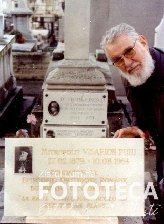 Preotul Mircea Domitriu la mormântul mitropolitului Visarion Puiu de la Paris