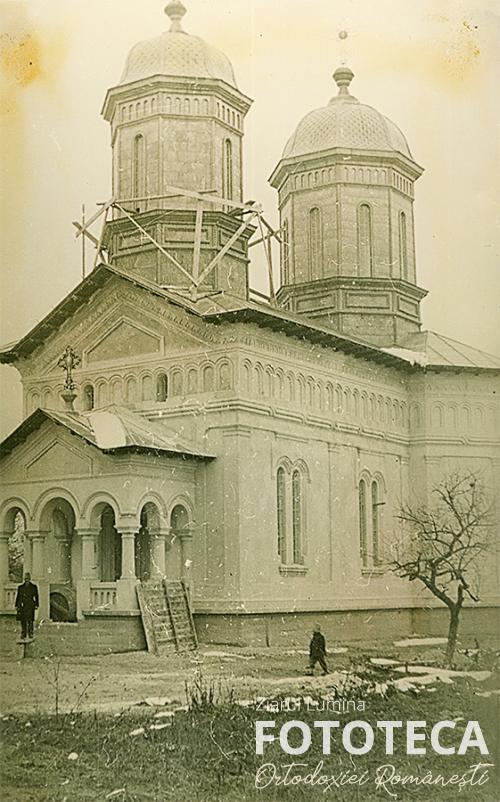 Biserica din Gura Foii, jud. Dâmboviţa, în timpul reparaţiei