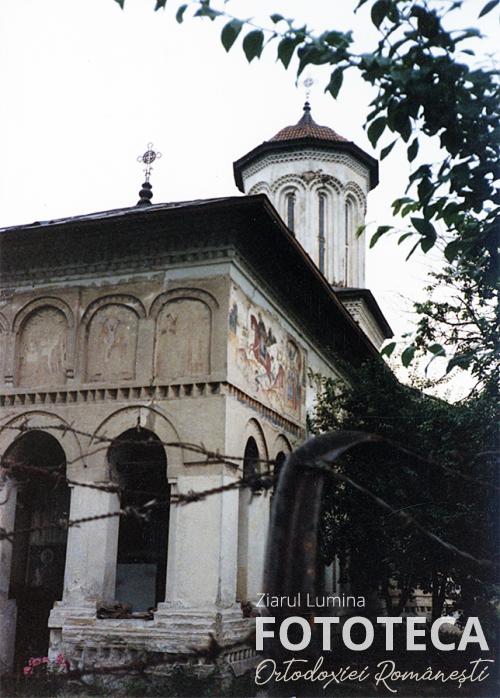 Vedere parţială asupra pridvorului bisericii „Adormirii Maicii Domnului” a „Târgului” din Târgovişte