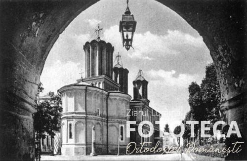 Catedrala patriarhală din Bucureşti văzută din turnul clopotniţă