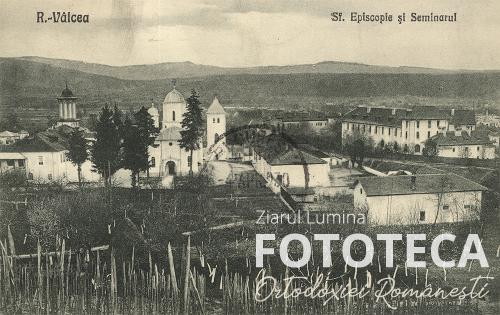 Carte poştală color reprezentând Ansamblul catedralei şi reşedinţei eparhiale de la Râmnicu Vâlcea