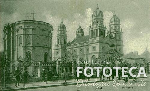 Carte poştală reprezentând vechea catedrală „Sf. Mare Mucenic Gheorghe” şi cea nouă „Sf. Cuvioasa Parascheva” din Iaşi