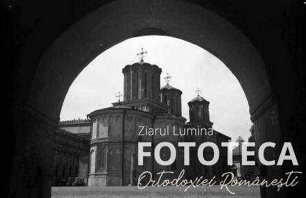 Catedrala patriarhală din Bucureşti văzută din turnul clopotniţă