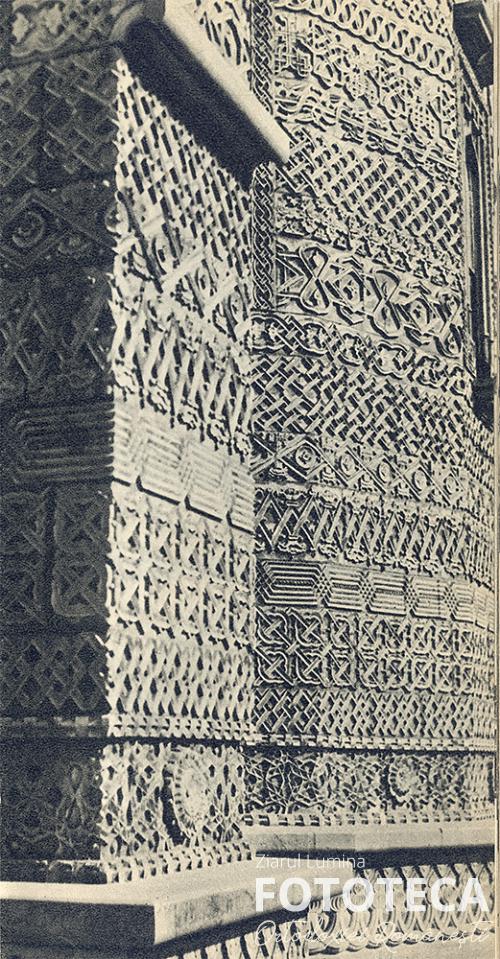 Detaliu din sculptura de pe faţada bisericii „Sf. Trei Ierarhi” din Iaşi