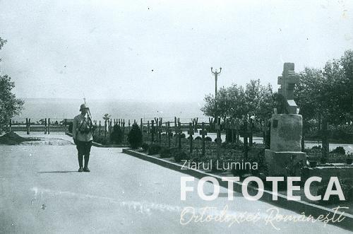 Ostaş român supraveghind la cimitirul militar din Odesa, Transnistria