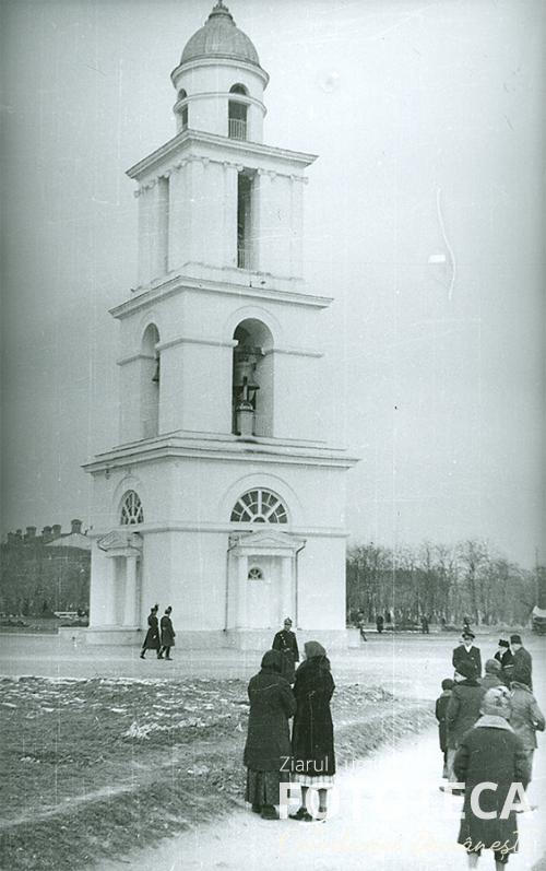 Turnul clopotniţă de lângă catedrala din Chişinău