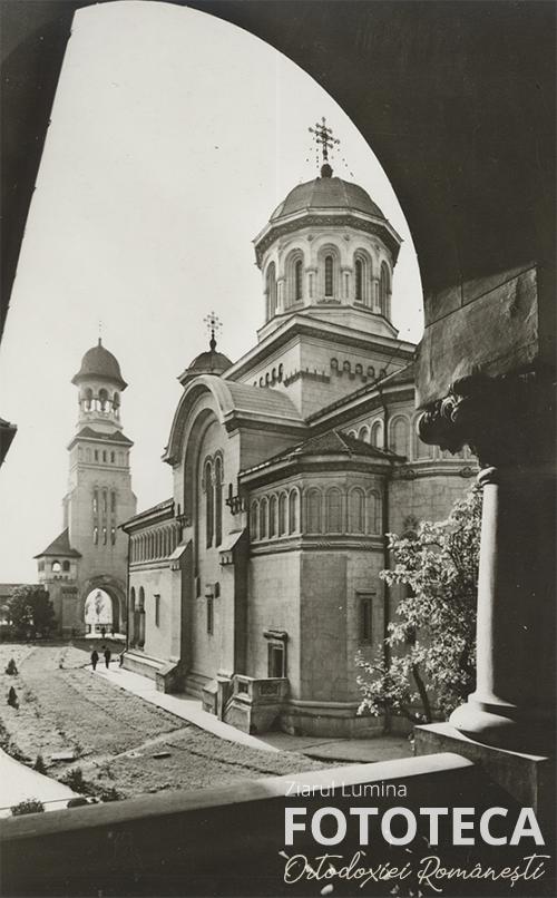 Vedere asupra catedralei „Încoronării” şi turnului clopotniţă din Alba Iulia