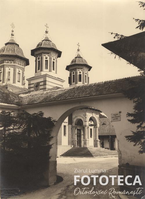 Intrarea în incinta bisericii mari a mănăstirii Sinaia, jud. Prahova
