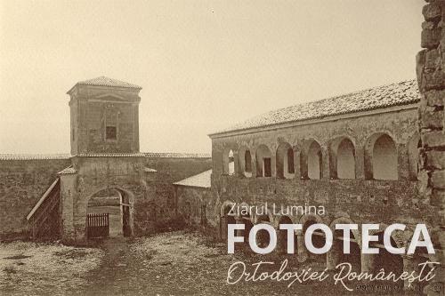 Turnul de intrare şi chilii ale mănăstirii Comana, jud. Giurgiu