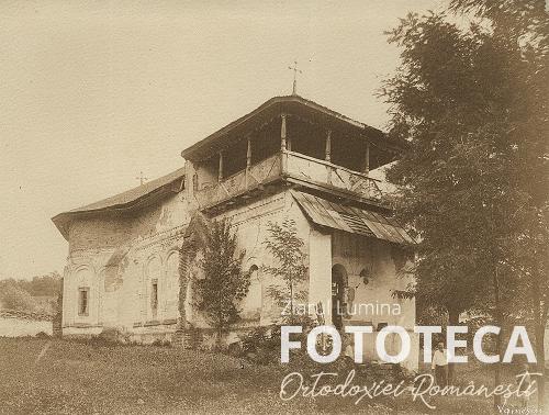 Vedere dinspre nord-vest cu biserica mănăstirii Verbila şi profesorul Nicolae Iorga