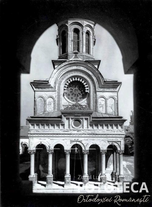Biserica mănăstirii Antim văzută din turnul clopotniţă