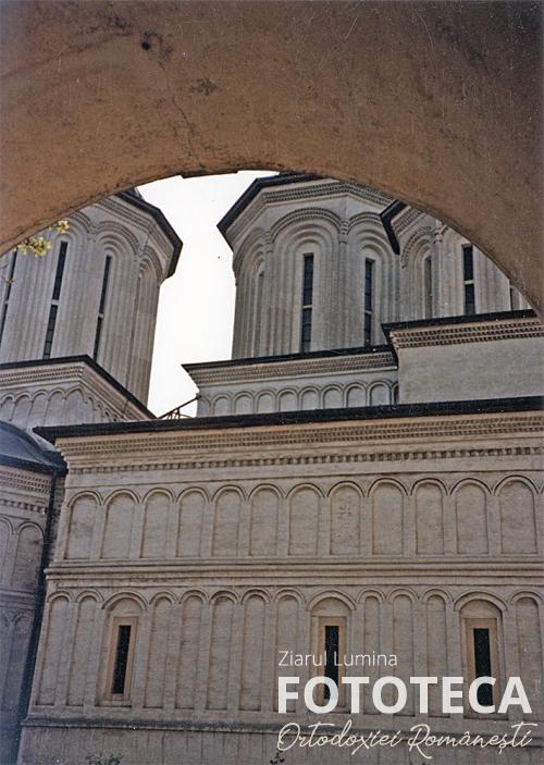 Biserica mănăstirii Radu Vodă văzută de la intrarea în turnul clopotniţă