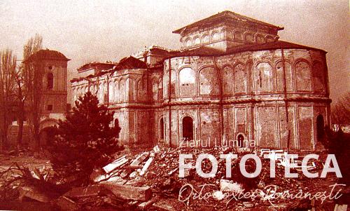 Biserica mănăstirii Văcăreşti din Bucureşti în timpul demolării